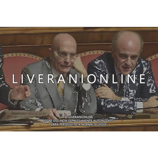 Palazzo Madama Discussione sulla Legge di Stabilita\' Roma - 22.12.2015 - nella foto: Gabriele Albertini usa una penna laser in aula / Ph. Corradetti - AG. Aldo Liverani