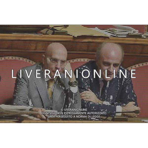 Palazzo Madama Discussione sulla Legge di Stabilita\' Roma - 22.12.2015 - nella foto: Gabriele Albertini usa una penna laser in aula / Ph. Corradetti - AG. Aldo Liverani