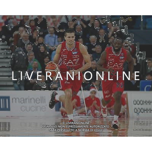 Lega Basket serie A, 13» giornata, Consultinvest Pesaro vs EA7 Emporio Armani Milano, 23/12/2015, nella foto: ANDREA CINCIARINI E JENKINS CHARLES, ©CLAUDIO ZAMAGNI/AGENZIA ALDO LIVERANI S.A.S.