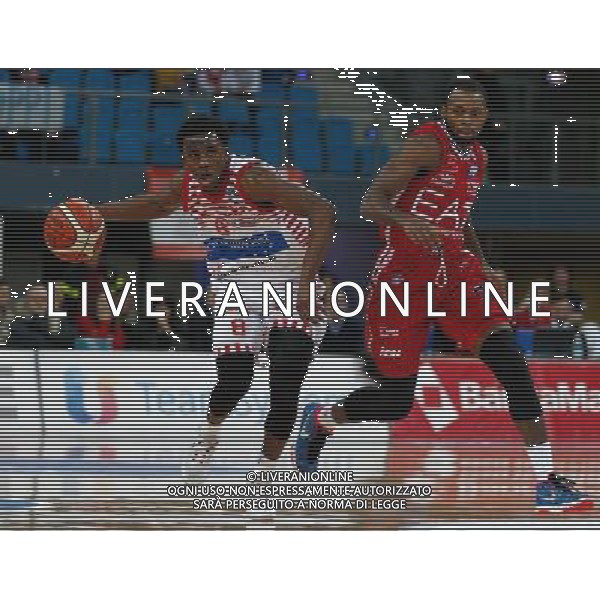 Lega Basket serie A, 13» giornata, Consultinvest Pesaro vs EA7 Emporio Armani Milano, 23/12/2015, nella foto: CHRISTON SEMAJ E OLIVER LAFAYETTE, ©CLAUDIO ZAMAGNI/AGENZIA ALDO LIVERANI S.A.S.