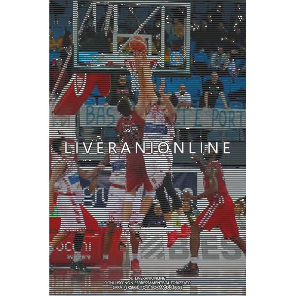 Lega Basket serie A, 13» giornata, Consultinvest Pesaro vs EA7 Emporio Armani Milano, 23/12/2015, nella foto: DAYE INTERCETTATO DA MAGRO DANIELE, ©CLAUDIO ZAMAGNI/AGENZIA ALDO LIVERANI S.A.S.