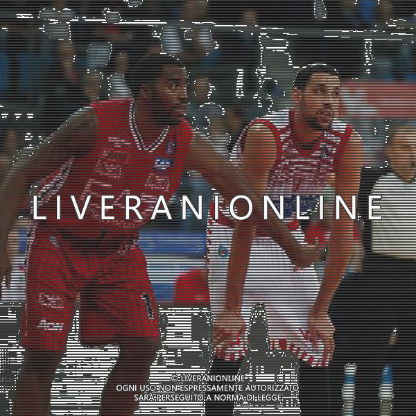 Lega Basket serie A, 13» giornata, Consultinvest Pesaro vs EA7 Emporio Armani Milano, 23/12/2015, nella foto: JAMEL MCLEAN, OSTACOLA AUSTIN DAYE, ©CLAUDIO ZAMAGNI/AGENZIA ALDO LIVERANI S.A.S.