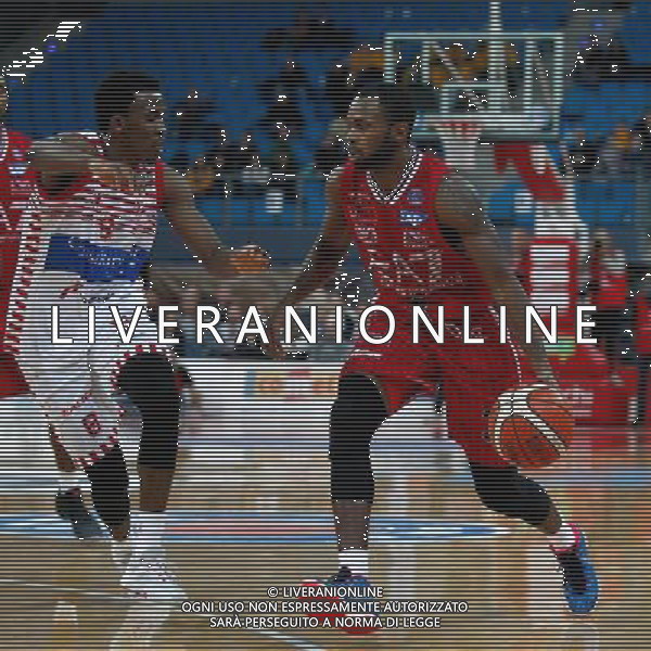 Lega Basket serie A, 13» giornata, Consultinvest Pesaro vs EA7 Emporio Armani Milano, 23/12/2015, nella foto: OLIVER LAFAYETTE E CHRISTON SEMAJ, ©CLAUDIO ZAMAGNI/AGENZIA ALDO LIVERANI S.A.S.