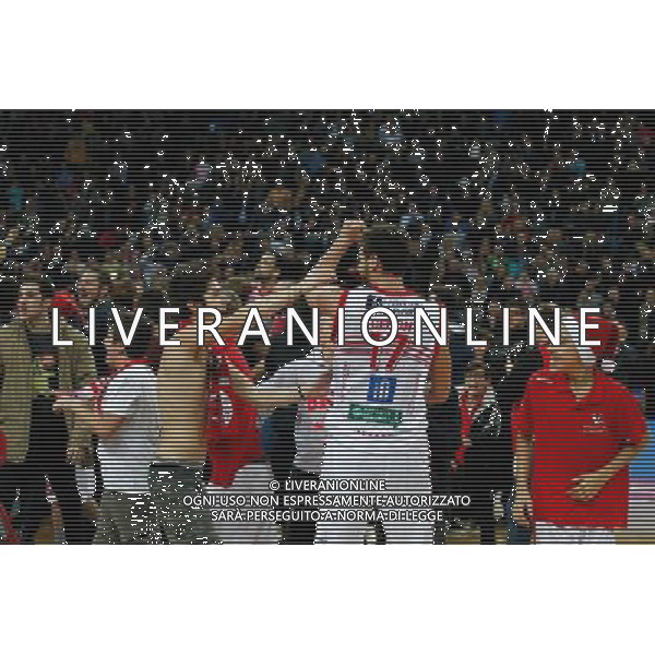 Lega Basket serie A, 13» giornata, Consultinvest Pesaro vs EA7 Emporio Armani Milano, 23/12/2015, nella foto: MARCO CERON, FESTEGGIA CON I TIFOSA LA VITTORIA, ©CLAUDIO ZAMAGNI/AGENZIA ALDO LIVERANI S.A.S.