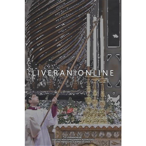 Santa Messa della Notte nella SolennitÃ  del Natale del Signore celebrata dal Santo Padre Francesco - Citta\' del Vaticano Basilica di S. Pietro 24.12.2015 - nella foto: Accensione candelabri /Ph. Corradetti - AG. Aldo Liverani