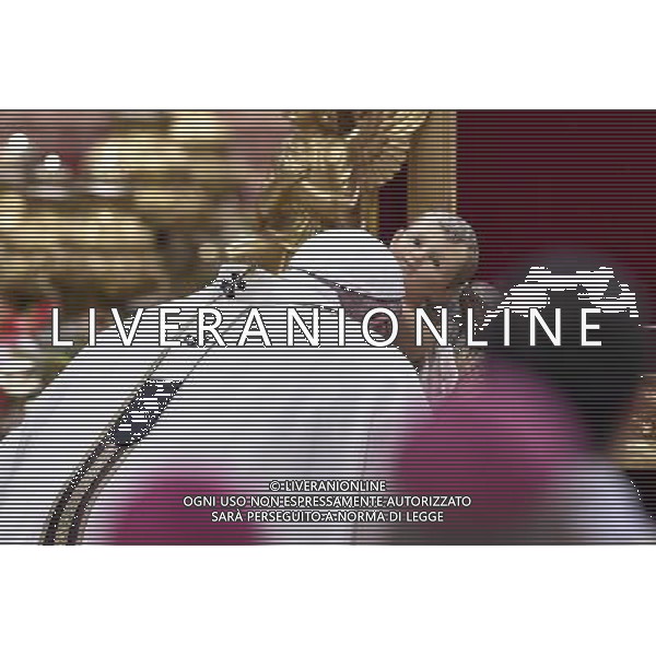 Santa Messa della Notte nella SolennitÃ  del Natale del Signore celebrata dal Santo Padre Francesco - Citta\' del Vaticano Basilica di S. Pietro 24.12.2015 - nella foto: Papa Francesco bacia l\'immagine del Bambino Gesu\' /Ph. Corradetti - AG. Aldo Liverani