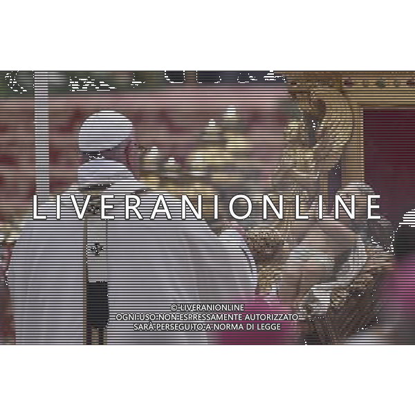 Santa Messa della Notte nella SolennitÃ  del Natale del Signore celebrata dal Santo Padre Francesco - Citta\' del Vaticano Basilica di S. Pietro 24.12.2015 - nella foto: Papa Francesco benedice l\'immagine del Bambino Gesu\' /Ph. Corradetti - AG. Aldo Liverani