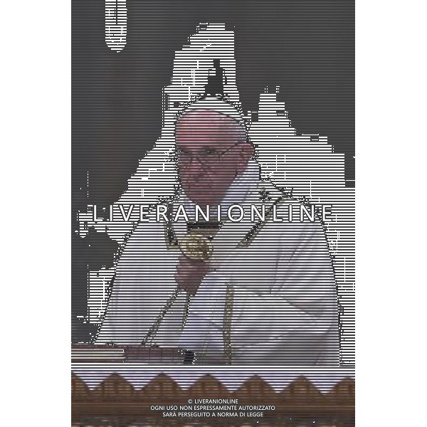 Santa Messa della Notte nella SolennitÃ  del Natale del Signore celebrata dal Santo Padre Francesco - Citta\' del Vaticano Basilica di S. Pietro 24.12.2015 - nella foto: Papa Francesco /Ph. Corradetti - AG. Aldo Liverani