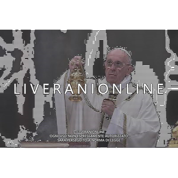 Santa Messa della Notte nella SolennitÃ  del Natale del Signore celebrata dal Santo Padre Francesco - Citta\' del Vaticano Basilica di S. Pietro 24.12.2015 - nella foto: Papa Francesco /Ph. Corradetti - AG. Aldo Liverani