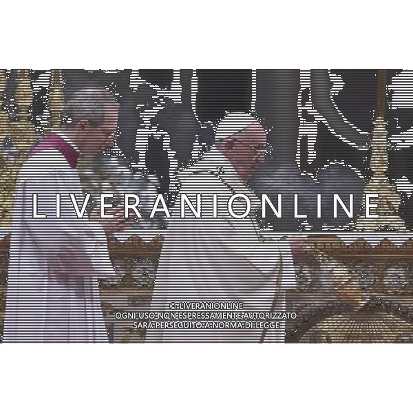 Santa Messa della Notte nella SolennitÃ  del Natale del Signore celebrata dal Santo Padre Francesco - Citta\' del Vaticano Basilica di S. Pietro 24.12.2015 - nella foto: Papa Francesco /Ph. Corradetti - AG. Aldo Liverani
