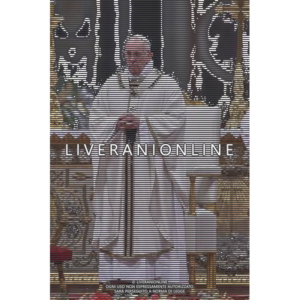 Santa Messa della Notte nella SolennitÃ  del Natale del Signore celebrata dal Santo Padre Francesco - Citta\' del Vaticano Basilica di S. Pietro 24.12.2015 - nella foto: Papa Francesco /Ph. Corradetti - AG. Aldo Liverani