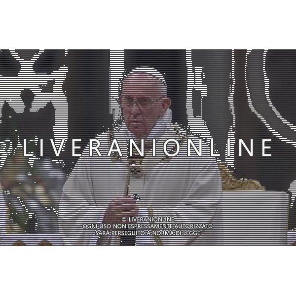 Santa Messa della Notte nella SolennitÃ  del Natale del Signore celebrata dal Santo Padre Francesco - Citta\' del Vaticano Basilica di S. Pietro 24.12.2015 - nella foto: Papa Francesco /Ph. Corradetti - AG. Aldo Liverani