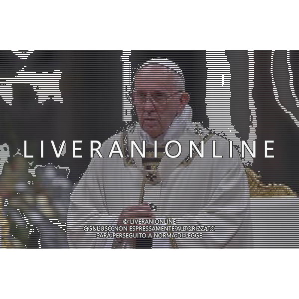 Santa Messa della Notte nella SolennitÃ  del Natale del Signore celebrata dal Santo Padre Francesco - Citta\' del Vaticano Basilica di S. Pietro 24.12.2015 - nella foto: Papa Francesco /Ph. Corradetti - AG. Aldo Liverani