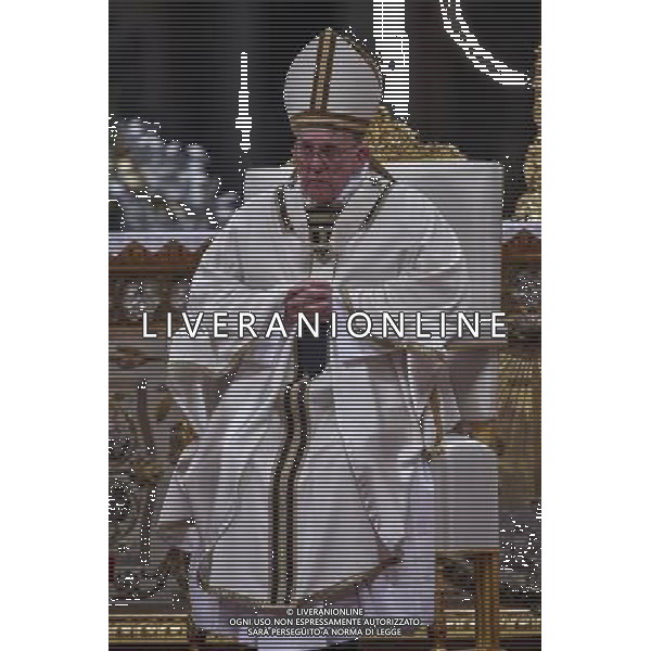 Santa Messa della Notte nella SolennitÃ  del Natale del Signore celebrata dal Santo Padre Francesco - Citta\' del Vaticano Basilica di S. Pietro 24.12.2015 - nella foto: Papa Francesco /Ph. Corradetti - AG. Aldo Liverani