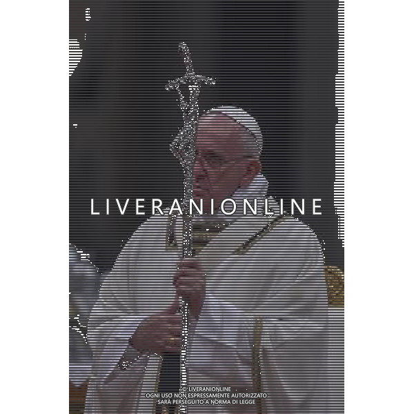 Santa Messa della Notte nella SolennitÃ  del Natale del Signore celebrata dal Santo Padre Francesco - Citta\' del Vaticano Basilica di S. Pietro 24.12.2015 - nella foto: Papa Francesco /Ph. Corradetti - AG. Aldo Liverani