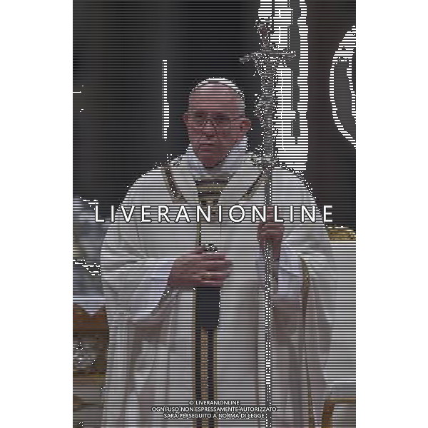 Santa Messa della Notte nella SolennitÃ  del Natale del Signore celebrata dal Santo Padre Francesco - Citta\' del Vaticano Basilica di S. Pietro 24.12.2015 - nella foto: Papa Francesco /Ph. Corradetti - AG. Aldo Liverani