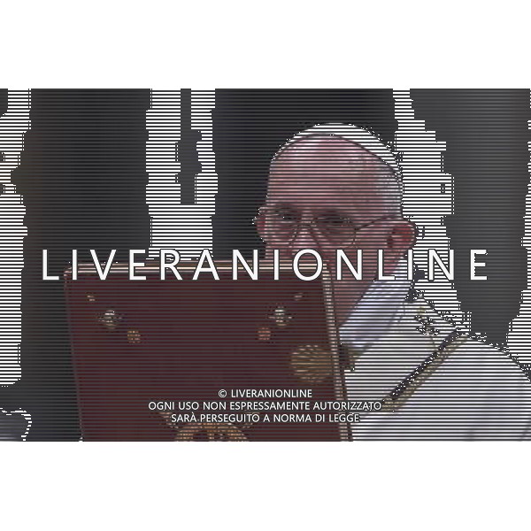 Santa Messa della Notte nella SolennitÃ  del Natale del Signore celebrata dal Santo Padre Francesco - Citta\' del Vaticano Basilica di S. Pietro 24.12.2015 - nella foto: Papa Francesco /Ph. Corradetti - AG. Aldo Liverani