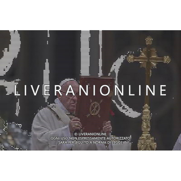 Santa Messa della Notte nella SolennitÃ  del Natale del Signore celebrata dal Santo Padre Francesco - Citta\' del Vaticano Basilica di S. Pietro 24.12.2015 - nella foto: Papa Francesco /Ph. Corradetti - AG. Aldo Liverani