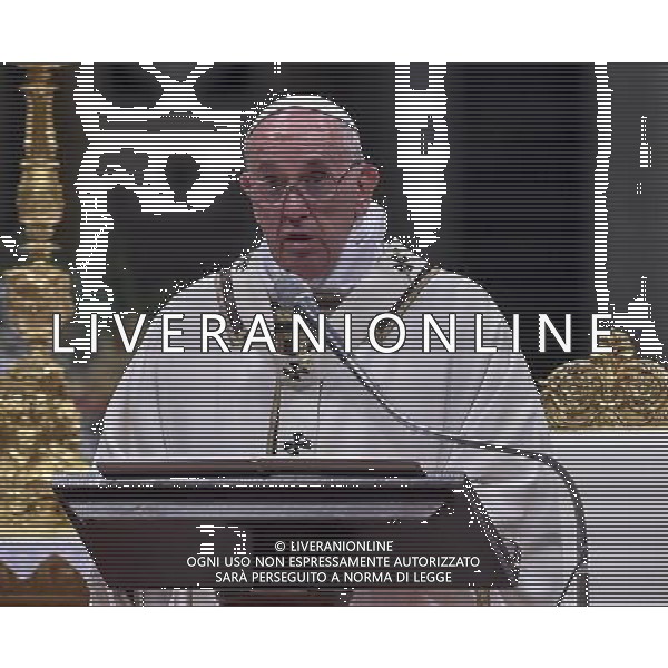 Santa Messa della Notte nella SolennitÃ  del Natale del Signore celebrata dal Santo Padre Francesco - Citta\' del Vaticano Basilica di S. Pietro 24.12.2015 - nella foto: Papa Francesco /Ph. Corradetti - AG. Aldo Liverani