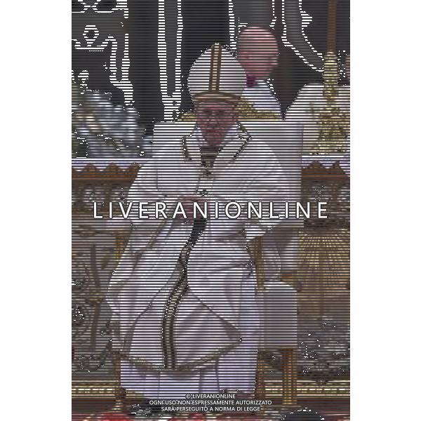Santa Messa della Notte nella SolennitÃ  del Natale del Signore celebrata dal Santo Padre Francesco - Citta\' del Vaticano Basilica di S. Pietro 24.12.2015 - nella foto: Papa Francesco /Ph. Corradetti - AG. Aldo Liverani