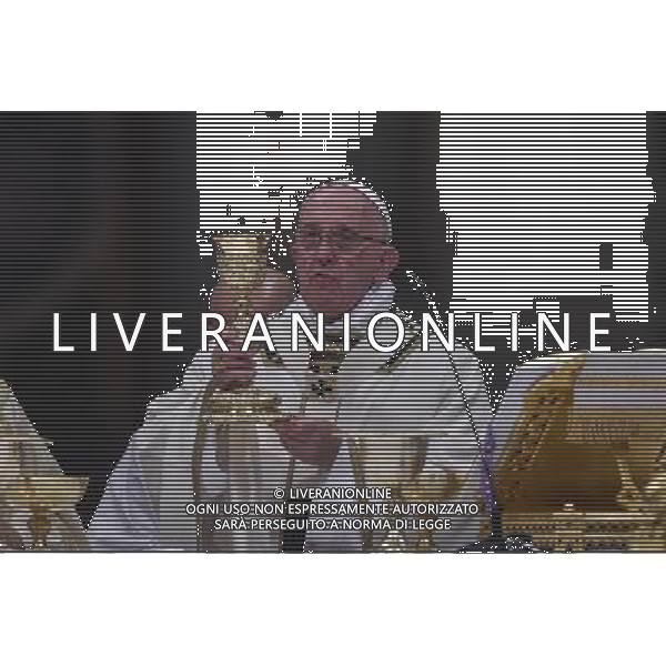 Santa Messa della Notte nella SolennitÃ  del Natale del Signore celebrata dal Santo Padre Francesco - Citta\' del Vaticano Basilica di S. Pietro 24.12.2015 - nella foto: Papa Francesco /Ph. Corradetti - AG. Aldo Liverani