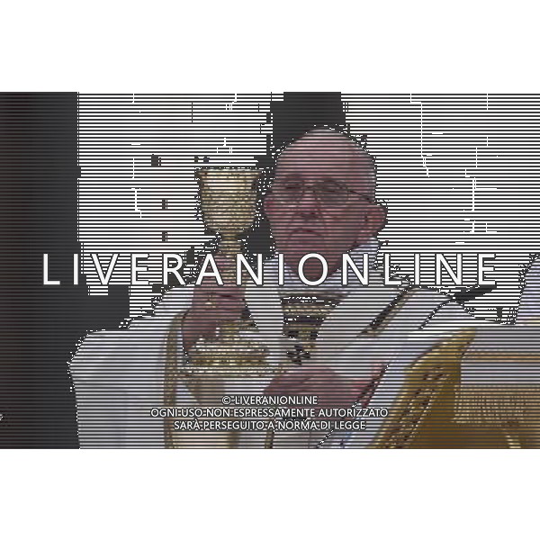 Santa Messa della Notte nella SolennitÃ  del Natale del Signore celebrata dal Santo Padre Francesco - Citta\' del Vaticano Basilica di S. Pietro 24.12.2015 - nella foto: Papa Francesco /Ph. Corradetti - AG. Aldo Liverani