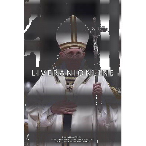 Santa Messa della Notte nella SolennitÃ  del Natale del Signore celebrata dal Santo Padre Francesco - Citta\' del Vaticano Basilica di S. Pietro 24.12.2015 - nella foto: Papa Francesco /Ph. Corradetti - AG. Aldo Liverani