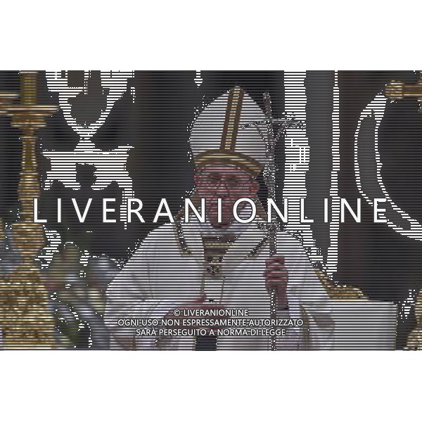 Santa Messa della Notte nella SolennitÃ  del Natale del Signore celebrata dal Santo Padre Francesco - Citta\' del Vaticano Basilica di S. Pietro 24.12.2015 - nella foto: Papa Francesco /Ph. Corradetti - AG. Aldo Liverani