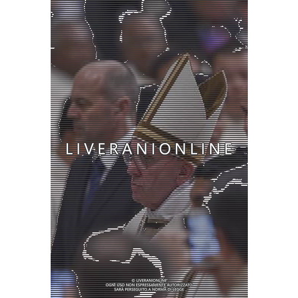 Santa Messa della Notte nella SolennitÃ  del Natale del Signore celebrata dal Santo Padre Francesco - Citta\' del Vaticano Basilica di S. Pietro 24.12.2015 - nella foto: Papa Francesco /Ph. Corradetti - AG. Aldo Liverani
