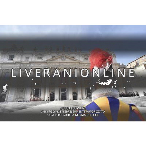 Benedizione \'Urbi et Orbi\' 25.12.2015 Citta\' del Vaticano - nella foto: Una Guardia Svizzera presidia la piazza /Ph. Corradetti - AG. Aldo Liverani