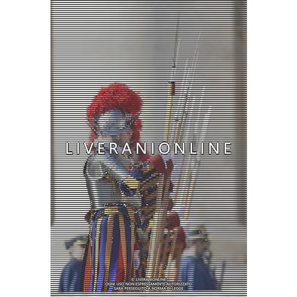 Benedizione \'Urbi et Orbi\' 25.12.2015 Citta\' del Vaticano - nella foto: Le guardie svizzere si schierano dinanzi la Basilica /Ph. Corradetti - AG. Aldo Liverani