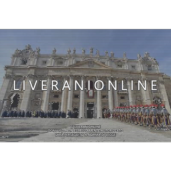 Benedizione \'Urbi et Orbi\' 25.12.2015 Citta\' del Vaticano - nella foto: Le guardie svizzere si schierano dinanzi la Basilica /Ph. Corradetti - AG. Aldo Liverani