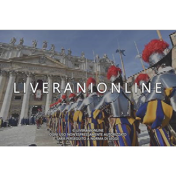 Benedizione \'Urbi et Orbi\' 25.12.2015 Citta\' del Vaticano - nella foto: Le guardie svizzere si schierano dinanzi la Basilica /Ph. Corradetti - AG. Aldo Liverani