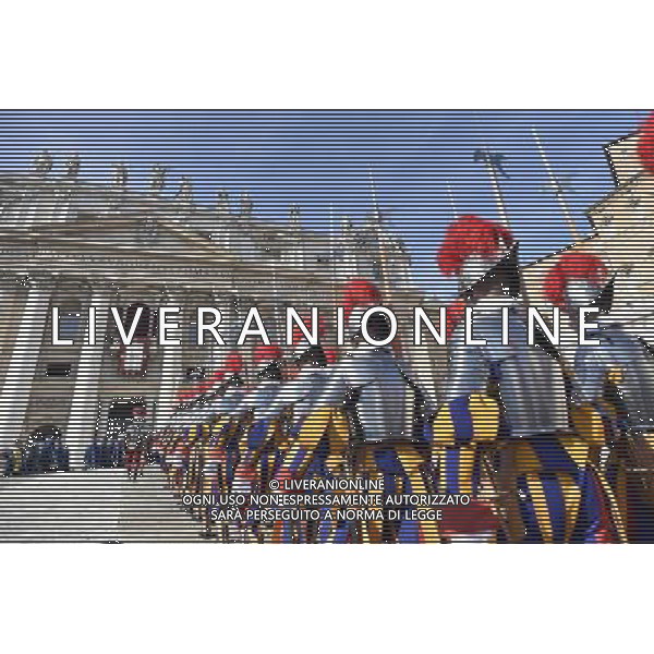 Benedizione \'Urbi et Orbi\' 25.12.2015 Citta\' del Vaticano - nella foto: Le guardie svizzere si schierano dinanzi la Basilica /Ph. Corradetti - AG. Aldo Liverani
