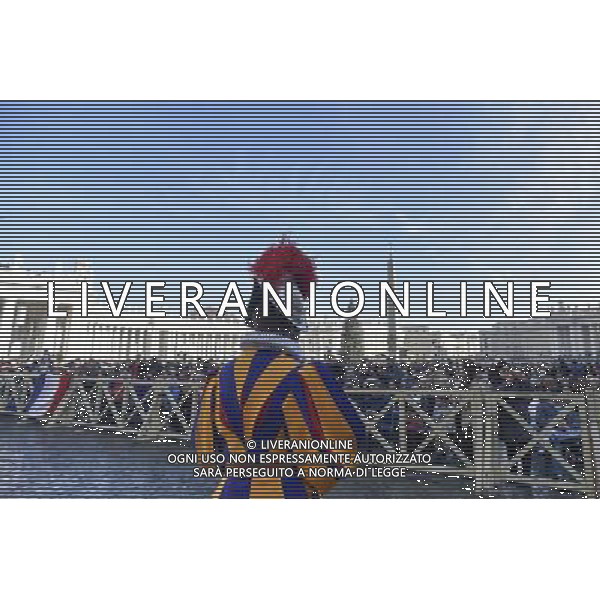 Benedizione \'Urbi et Orbi\' 25.12.2015 Citta\' del Vaticano - nella foto: Guardia svizzera osserva la piazza /Ph. Corradetti - AG. Aldo Liverani