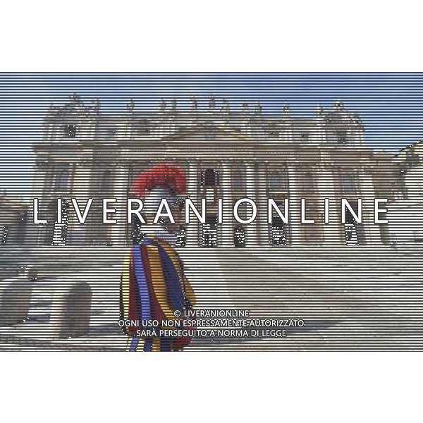 Benedizione \'Urbi et Orbi\' 25.12.2015 Citta\' del Vaticano - nella foto: Guardia in Piazza San Pietro /Ph. Corradetti - AG. Aldo Liverani