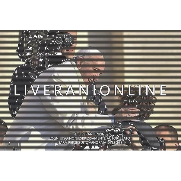 Udienza generale del Mercoledi\' 30.12. 2015 - Cittˆ del Vaticano - Piazza San Pietro - nella foto: Papa Francesco saluta un bambino /Ph. Corradetti - ag. Aldo Liverani