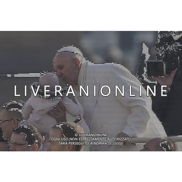 Udienza generale del Mercoledi\' 30.12. 2015 - Cittˆ del Vaticano - Piazza San Pietro - nella foto: Papa Francesco bacia un bambino /Ph. Corradetti - ag. Aldo Liverani