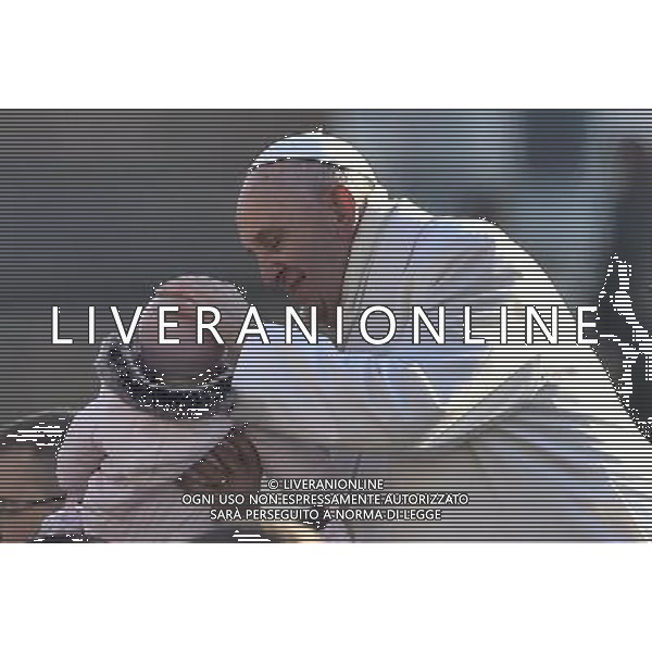 Udienza generale del Mercoledi\' 30.12. 2015 - Cittˆ del Vaticano - Piazza San Pietro - nella foto: Papa Francesco saluta un bambino /Ph. Corradetti - ag. Aldo Liverani