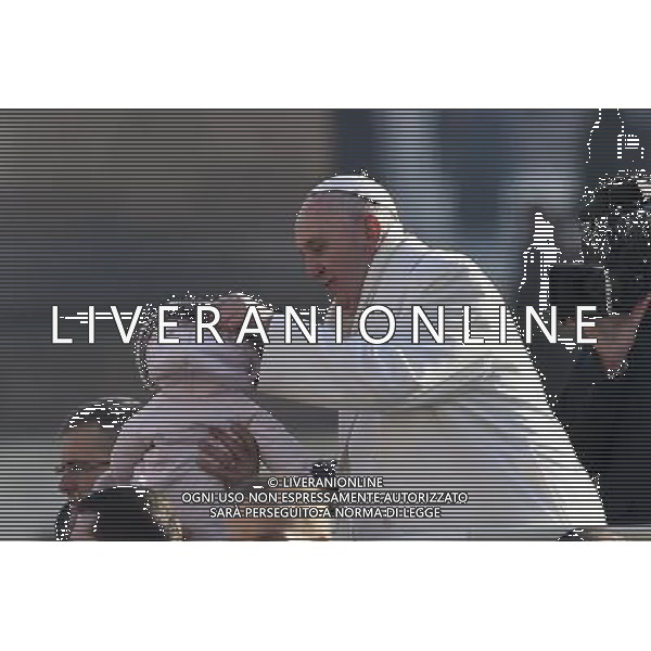Udienza generale del Mercoledi\' 30.12. 2015 - Cittˆ del Vaticano - Piazza San Pietro - nella foto: Papa Francesco copri un bambino dopo averlo baciato /Ph. Corradetti - ag. Aldo Liverani