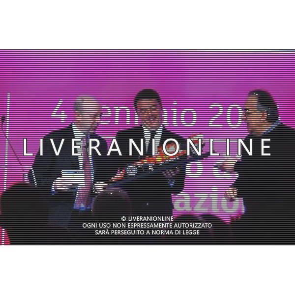 MILANO 04/01/2016 BORSA DI MILANO PRIMO GIORNO DI QUOTAZIONE AZIONI DELLA FERRARI NELLA FOTO MATTEO RENZI E SERGIO MARCHIONNE FOTO ALDO GAZZANIGA-AG ALDO LIVERANI SAS