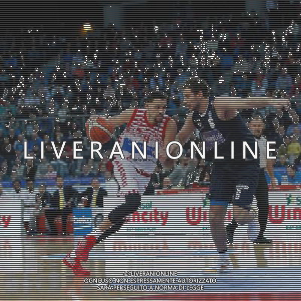Lega Basket serie A, 15» giornata, Consultinvest Pesaro vs Manital Torino 04/01/2016 nella foto: AUSTIN DAYE MARCATO DA STEFANO MANCINELLI, ©CLAUDIO ZAMAGNI/AGENZIA ALDO LIVERANI S.A.S.