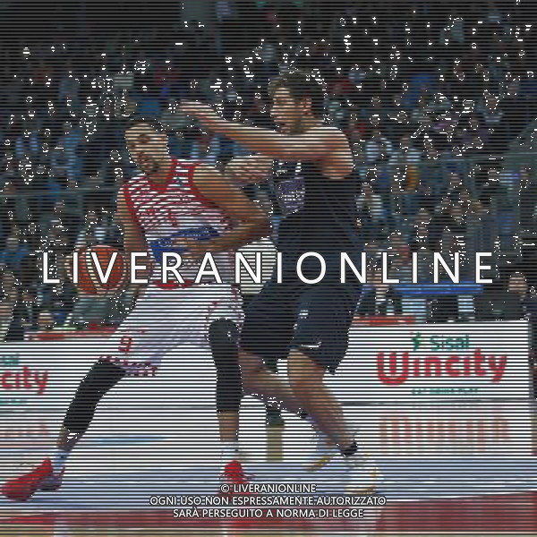 Lega Basket serie A, 15» giornata, Consultinvest Pesaro vs Manital Torino 04/01/2016 nella foto: AUSTIN DAYE SI SMARCA DA STEFANO MANCINELLI, ©CLAUDIO ZAMAGNI/AGENZIA ALDO LIVERANI S.A.S.