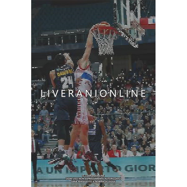 Lega Basket serie A, 15» giornata, Consultinvest Pesaro vs Manital Torino 04/01/2016 nella foto: LYDEKA TAUTVYDAS, SCHICCHIA NEL FERRO DELLA MANITAL TORINO, ©CLAUDIO ZAMAGNI/AGENZIA ALDO LIVERANI S.A.S.