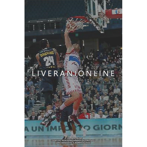 Lega Basket serie A, 15» giornata, Consultinvest Pesaro vs Manital Torino 04/01/2016 nella foto: LYDEKA TAUTVYDAS, SCHICCHIA NEL FERRO DELLA MANITAL TORINO, ©CLAUDIO ZAMAGNI/AGENZIA ALDO LIVERANI S.A.S.