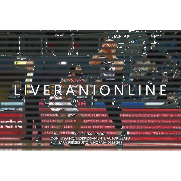 Lega Basket serie A, 15» giornata, Consultinvest Pesaro vs Manital Torino 04/01/2016 nella foto: ANDRE DAWKINS, MARCATO STRETTO DA LACEY TREVOR, ©CLAUDIO ZAMAGNI/AGENZIA ALDO LIVERANI S.A.S.
