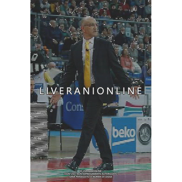 Lega Basket serie A, 15» giornata, Consultinvest Pesaro vs Manital Torino 04/01/2016 nella foto: IL COACH FRANCESCO VITUCCI, CAMMINA CON LE BRACCIA APERTE, ©CLAUDIO ZAMAGNI/AGENZIA ALDO LIVERANI S.A.S.