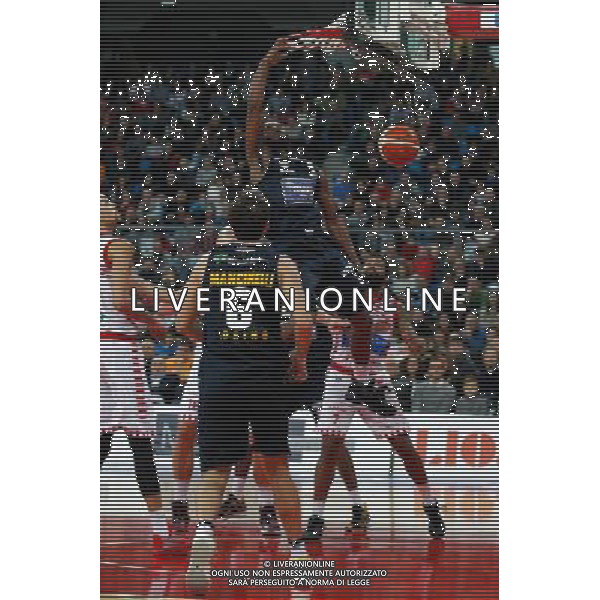 Lega Basket serie A, 15» giornata, Consultinvest Pesaro vs Manital Torino 04/01/2016 nella foto: DYSON JEROME, SCHIACCIA NEL FERRO DELLA VUELLE, ©CLAUDIO ZAMAGNI/AGENZIA ALDO LIVERANI S.A.S.