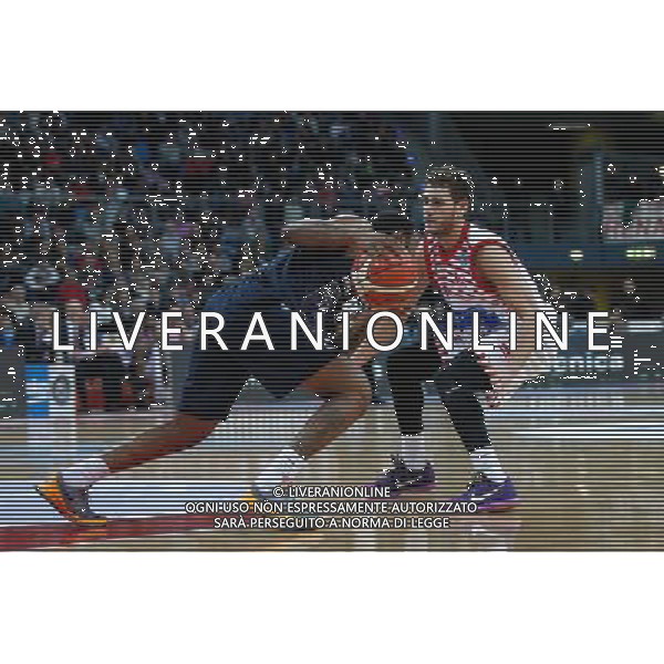 Lega Basket serie A, 15» giornata, Consultinvest Pesaro vs Manital Torino 04/01/2016 nella foto: IAN MILLER, CERCA LO SFONDAMENTO, NELLA DIFESA DELLA VUELLE, ©CLAUDIO ZAMAGNI/AGENZIA ALDO LIVERANI S.A.S.