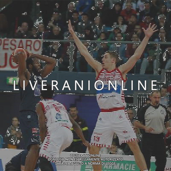 Lega Basket serie A, 15» giornata, Consultinvest Pesaro vs Manital Torino 04/01/2016 nella foto: WHITE DEWAYNE, MURATO DA CABDUSSI FRANCESCO, ©CLAUDIO ZAMAGNI/AGENZIA ALDO LIVERANI S.A.S.